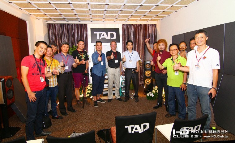 Andrew Jones很高興與大家合照，共同比"讚"的手勢，顯示活動圓滿成功。 ... ... ... ...