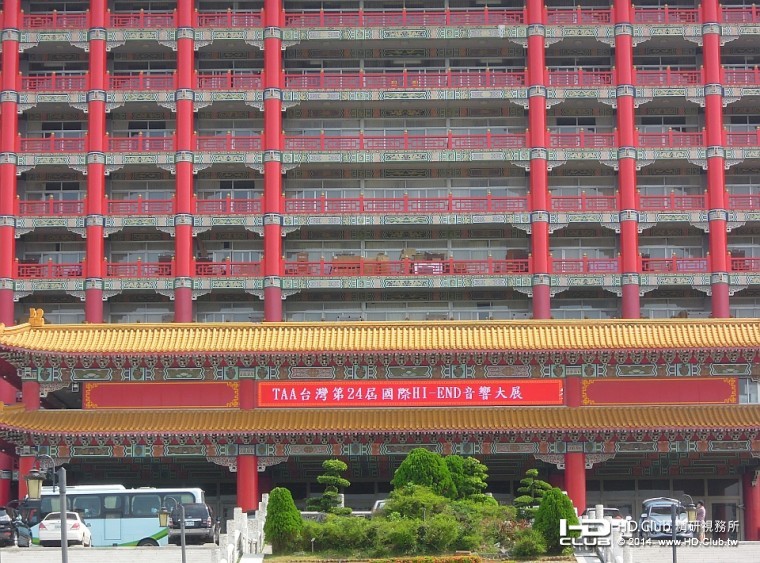 字幕顯示配合優美的建築格局，令人賞心悅目。