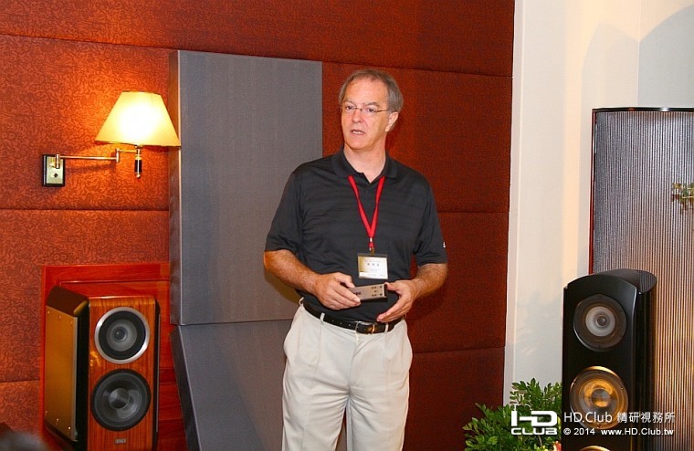 在柔美的氣氛中，Andrew Jones侃侃而談，兩旁的揚聲器也陪伴著大師，散發出迷人的光彩。 ... ... ... ...