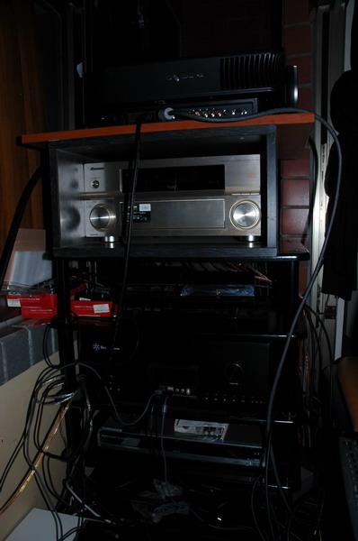 器材全躲在背後接近陽台的地方考慮操作