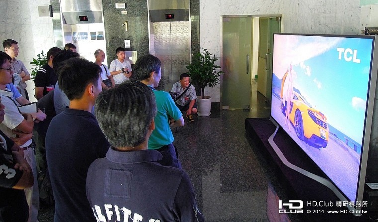 一起欣賞亮麗的4K大畫面，心情的舒暢真是無以倫比。照片中顯示120吋4K電視的巨大與相對輕薄的厚度。 ... ...