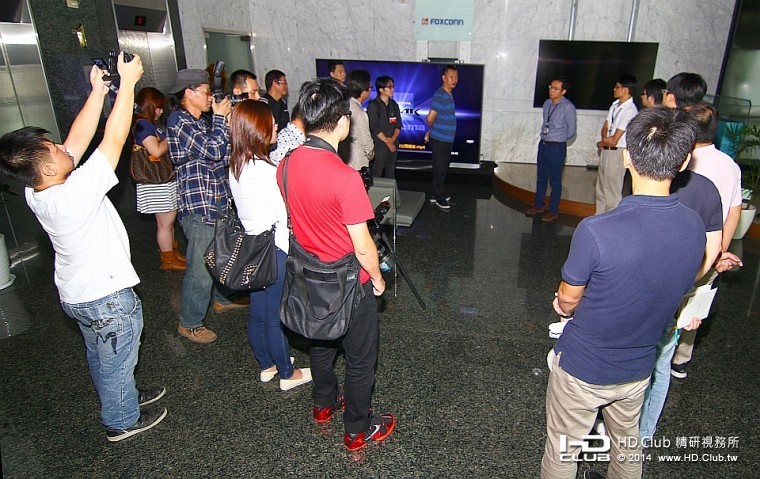 從高角度拍攝雙方互動的照片，整個過程都感到其樂融融，在放映4K影片之前，大家都有基本的共識。 ... ...