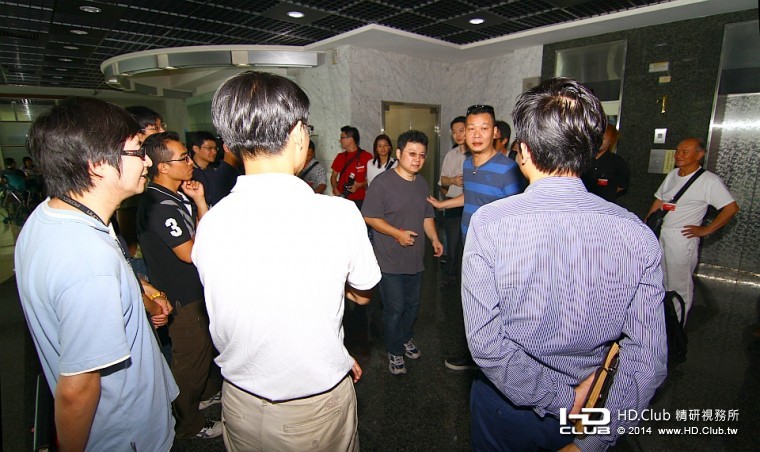 精研每位版主都掛上紅色的VIP識別證，備受鴻海公司的禮遇與招待，彼此相互提出寶貴的意見。 ... ...