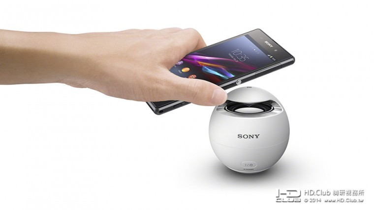 圖2.搭載NFC一觸即聽功能的手機或平板，只要輕輕觸碰Sony【SRS-X1】即可輕鬆啟動藍牙.jpg