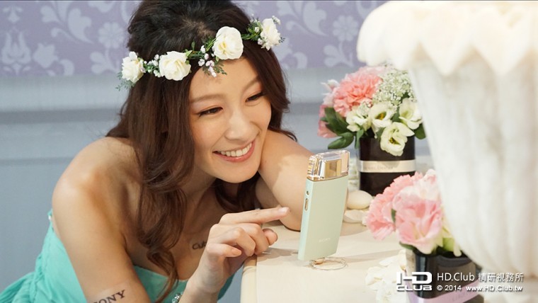 圖2.施華洛世奇水晶元素讓每位女性都因Sony【KW11】出眾搶眼的外型與精品級質感，綻放.jpg
