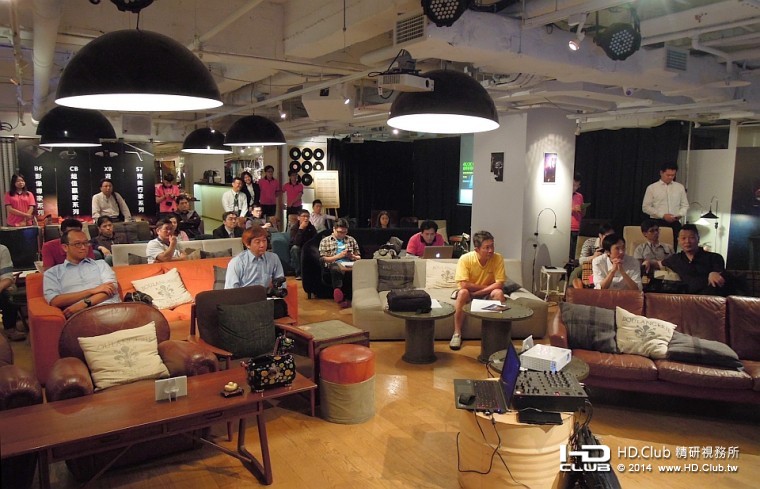 燈光美，氣氛佳，充滿著歡笑與喜悅。