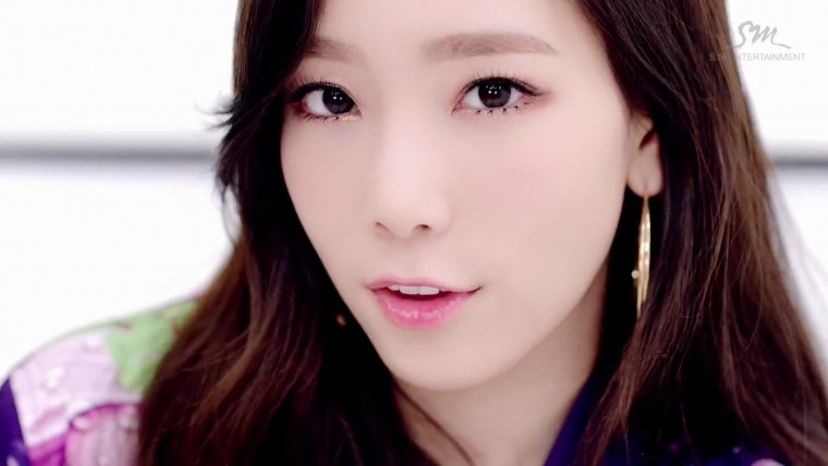 AMBER 엠버_SHAKE THAT BRASS (Feat. 태연 (소녀시대))[(001226)20-42-42].JPG