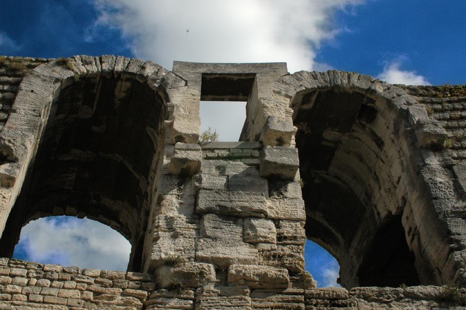 Arles-Amphitheatre-05.jpg