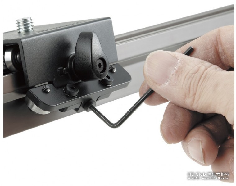 [圖說3-4] 使用內附的六角板手來調整滾珠軸承對應軌道的壓力.jpg