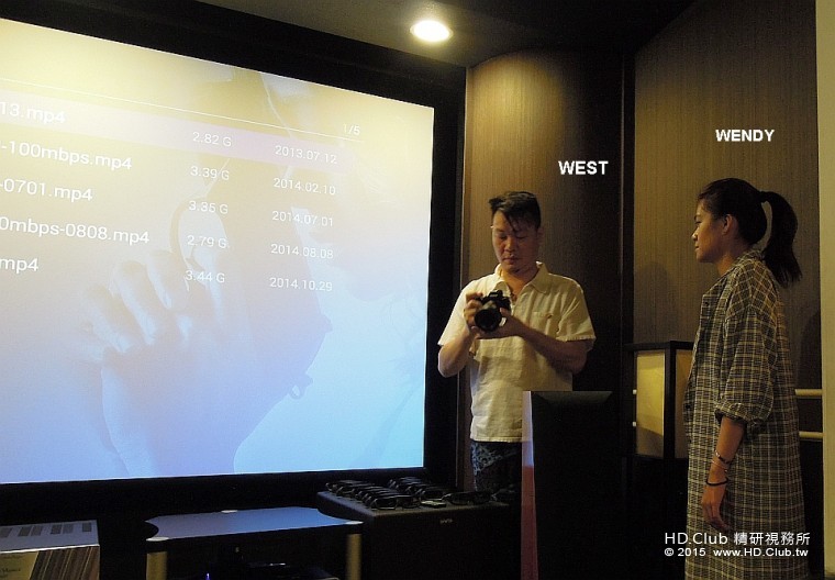 站長WEST、版主WENDY很關心此次鑑賞會，以超廣角鏡頭拍攝大合照。