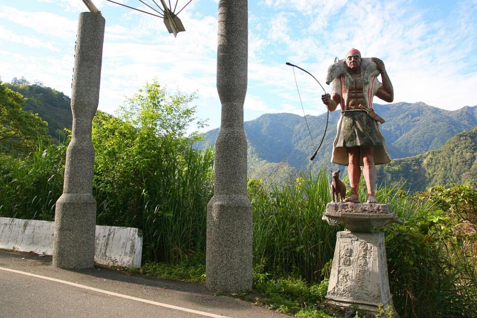 一南橫 014 利稻4 塑像.jpg