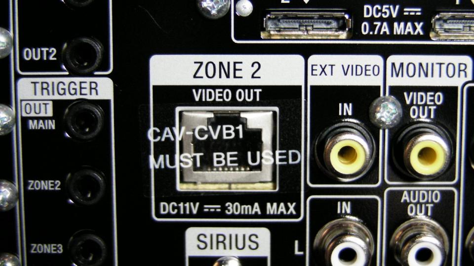 比較特殊的是這個10/100網路孔