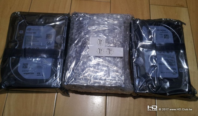 左右已拆泡泡保護套，中間那顆還包得緊緊的，並附上保固貼