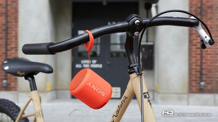 圖3)Sony SRS-XB10讓音樂變得更容易隨行攜帶，可掛式的設計則為戶外運動或野餐聚會等.jpg