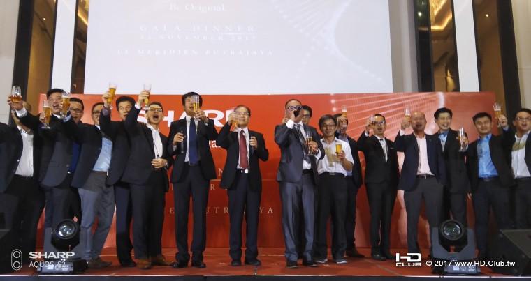 圖說：戴社長與馬來西亞夏普業務主管一同舉杯感謝經銷商.jpg