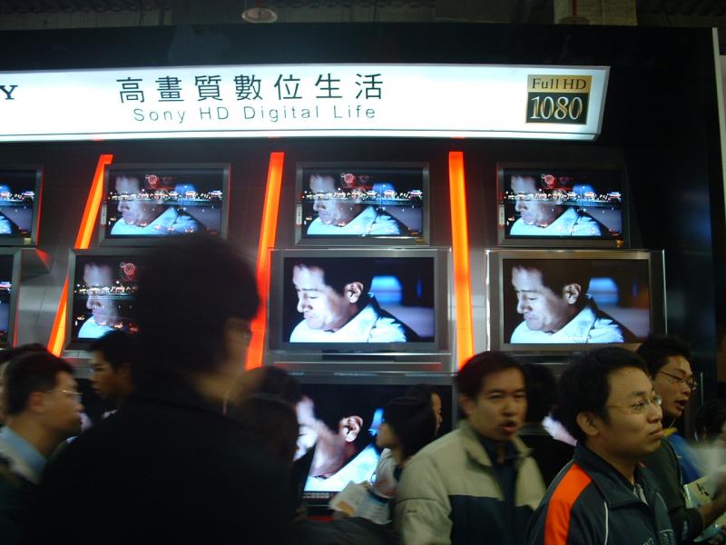 SONY外面的走道的電視牆