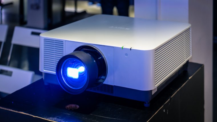 VPL-FHZ120L為Sony目前最高流明12,000的投影機