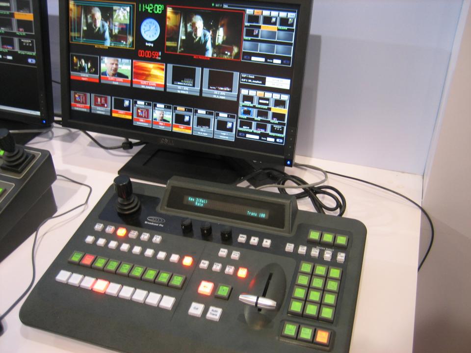 內有CG 功能和Keyer的HD video mixer 可控制其他廠的remote cam 很抵用！