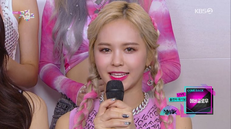190823 KBS Music Bank EVERGLOW - Waiting Room.ts_20190824_044445.988.jpg