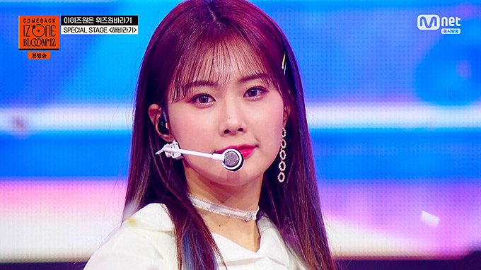 IZONE---Hey.-Bae.-Like-it.-(해바라기)-(200217-Mnet-BLOOMIZ-Comeback-Showcase-E01.jpg