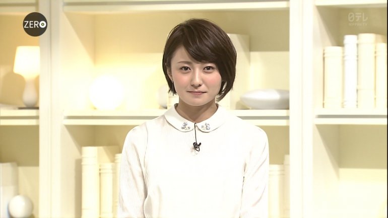 白い衣装を着ているショートカットの久野静香.jpg