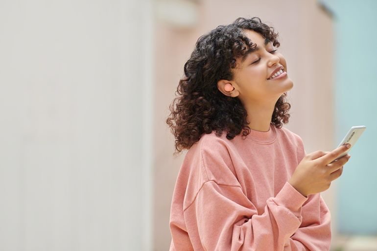 圖 4) WF-C500支援穩定連線和智慧操控，更可透過Sony獨家 Headphones Connect應用軟體.jpg