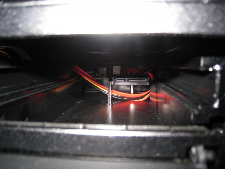 看一下裡面，好像正常但就是推不進去。