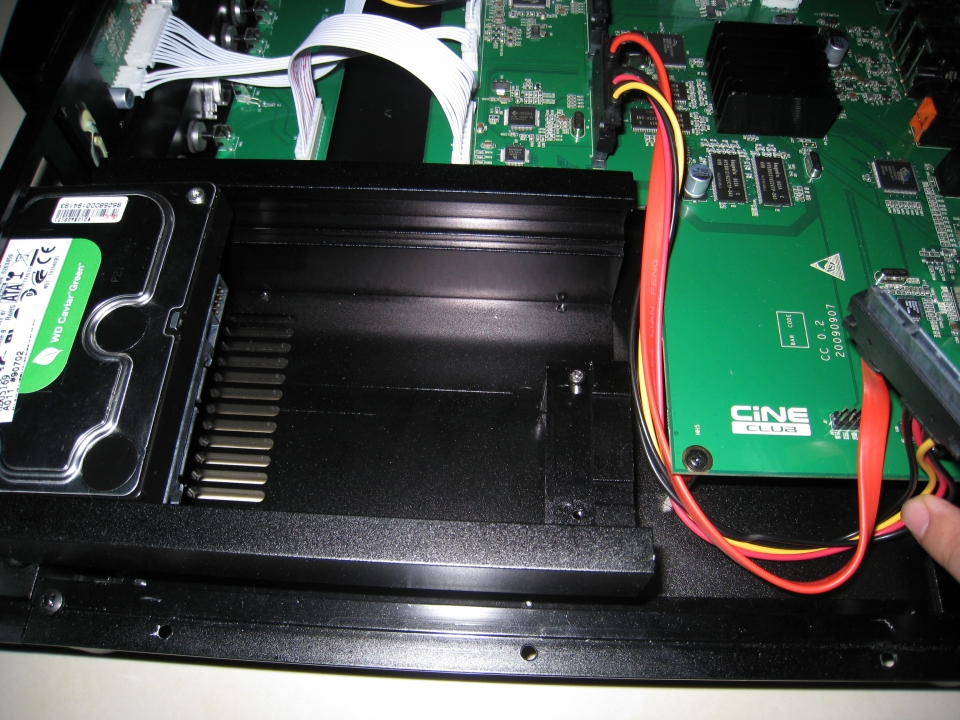 2顆鏍絲固定sata線母頭，1顆划牙，鏍賴把失效~