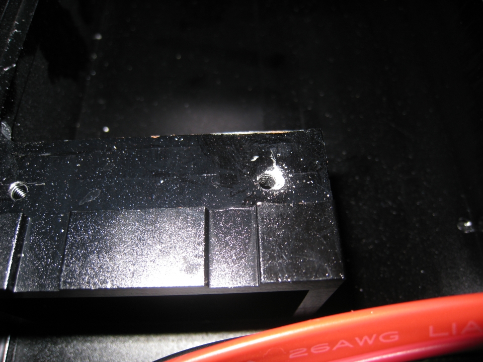 發現問題!!!正常鎖鏍絲的時候，右方的孔位差約1mm(由鏍絲磨出的痕跡推測)，無法鎖上，原本鎖上，結果就是sata位置不 ...