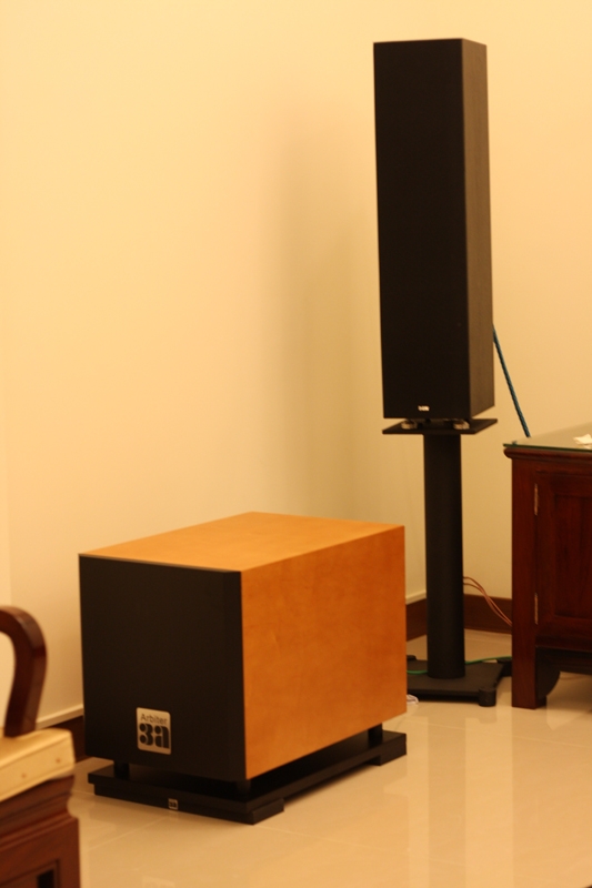 這顆真的不小,只好往前拉,順便把主聲道拉開牆壁,結果音場竟然變好了