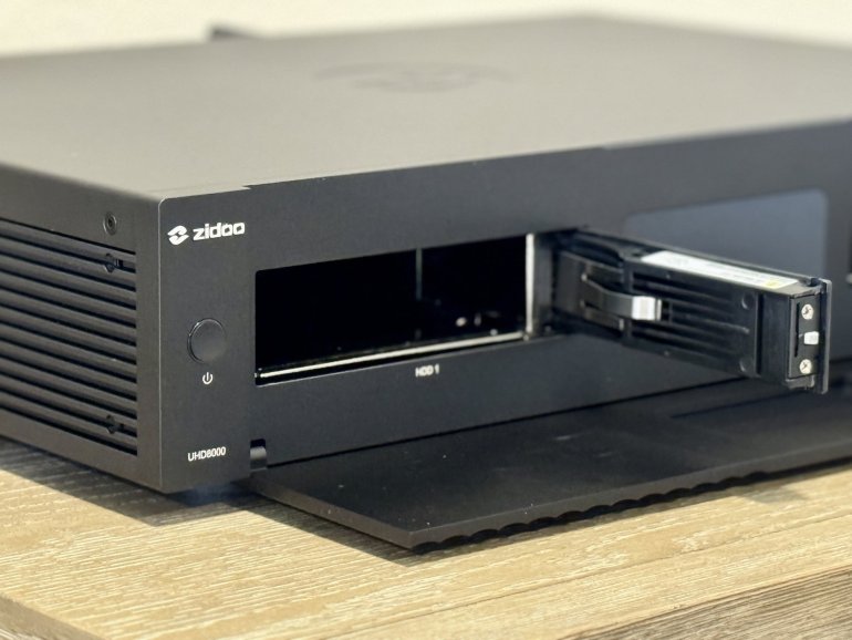 Zidoo UHD8000 Internal Bay.jpg