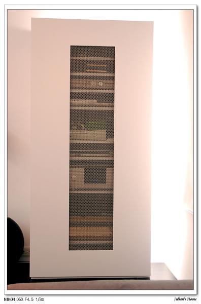 為了方便遙控和散熱，前面設計鋼網