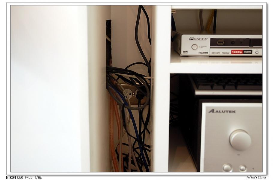 左邊留線孔可以通到電視後方的端子插座